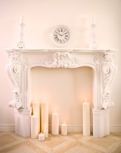 Decoratieve open haard met kaarsen